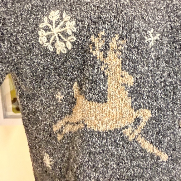 Vintage Y2K Grey Reindeer & Snowflake Knit Christmas Cardigan - Picture 6 of 13